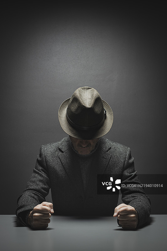 黑手党老大用拳头猛击桌子图片素材