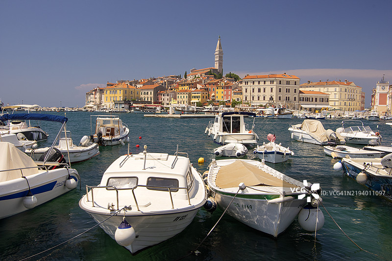 克罗地亚伊斯特拉州罗维尼海滨小镇的港口中的帆船。图片素材