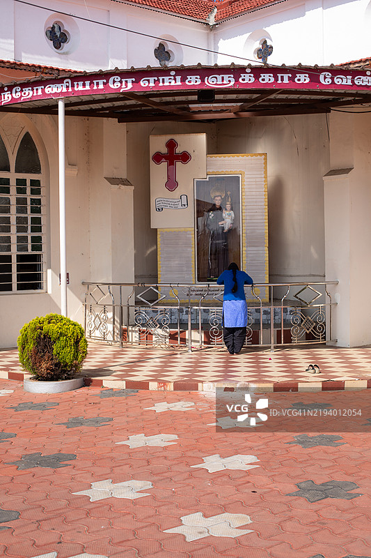 在库努尔圣安东尼教堂祈祷图片素材