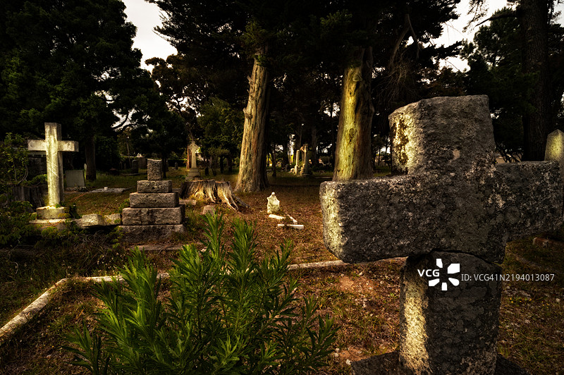 状况不佳的墓地图片素材