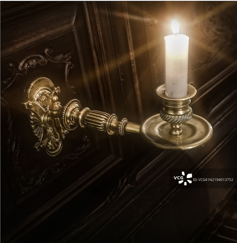 带有点燃蜡烛的钢琴壁灯用于照明图片素材
