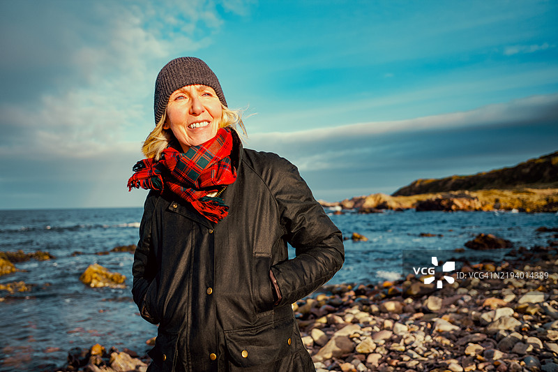 在海岸边享受快乐的一天图片素材