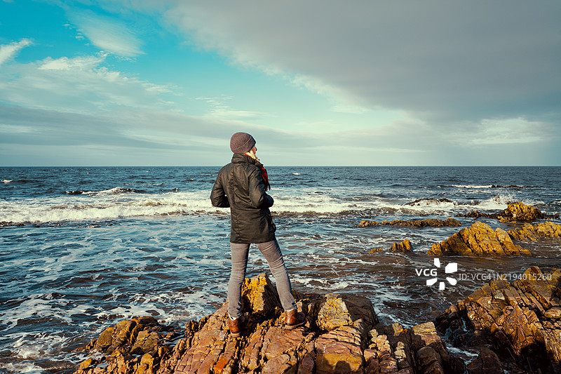 在海岸边享受快乐的一天图片素材