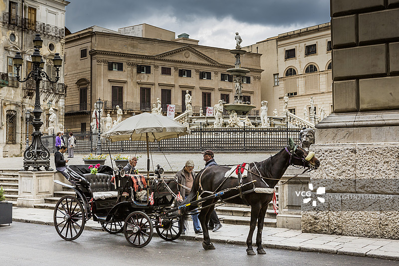 在普雷托里亚广场附近的马车，背景是普雷托里亚喷泉或羞耻喷泉（Fontana della Vergogna）。图片素材