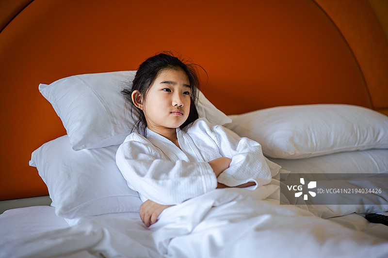 小女孩在床上休息图片素材