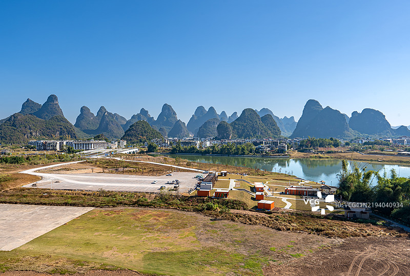 阳朔县遇龙河风景区令人叹为观止的美丽景色和戏剧性的石灰岩地貌图片素材