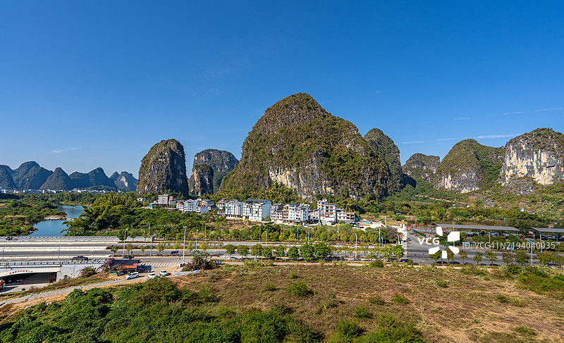 阳朔县遇龙河风景区令人叹为观止的美丽景色和戏剧性的石灰岩地貌图片素材