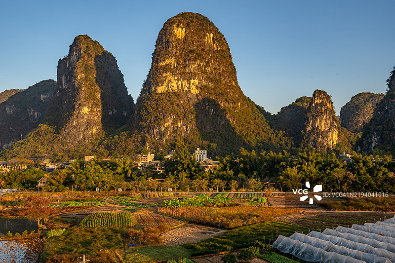 阳朔县遇龙河风景区壮丽的日出与戏剧性的石灰岩地貌图片素材