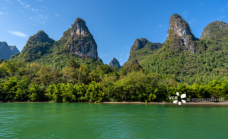 阳朔县桂林市广西的遇龙河风景区和漓江的令人叹为观止的美丽风景与戏剧性的石灰岩地貌图片素材