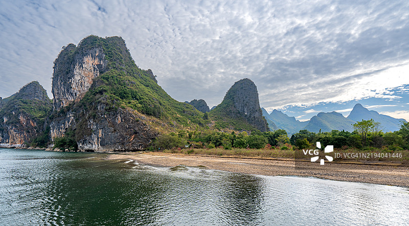 阳朔县桂林市广西的遇龙河风景区及漓江的令人叹为观止的美丽风景和戏剧性的石灰岩地貌图片素材