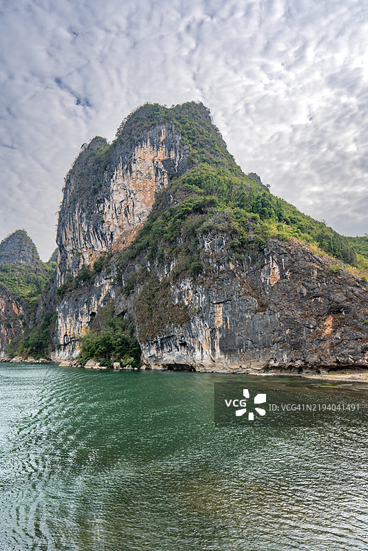 阳朔县桂林广西的遇龙河风景区和漓江的令人叹为观止的美丽风景与戏剧性的石灰岩地貌图片素材