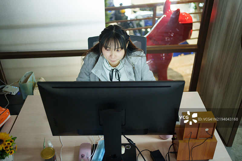 女性使用电脑浏览互联网图片素材