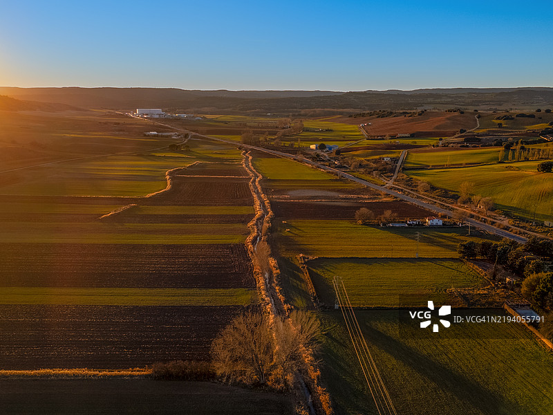 黄昏时分的劳动场景图片素材