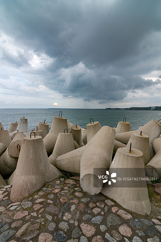 塔林港码头的混凝土防波堤四脚架图片素材