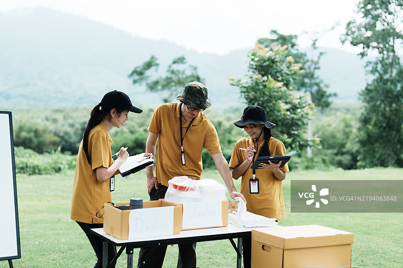 志愿者在风景如画的乡村环境中协调户外捐赠活动图片素材
