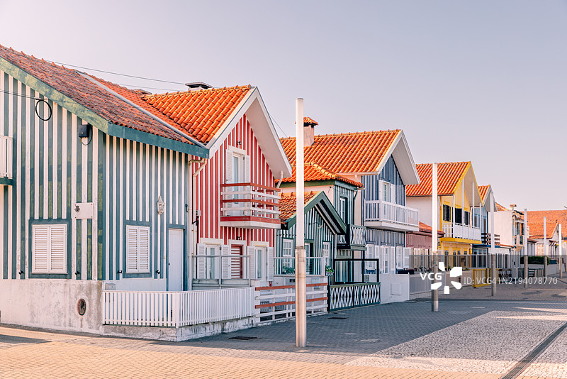 葡萄牙阿维罗的科斯塔诺瓦多彩鲜艳的条纹海滩房屋图片素材