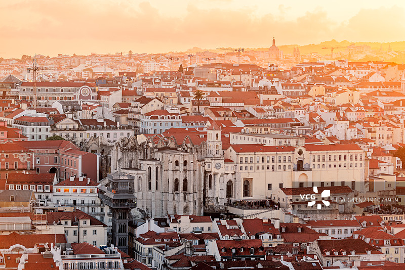 葡萄牙里斯本日落时分的城市景观，鸟瞰图图片素材