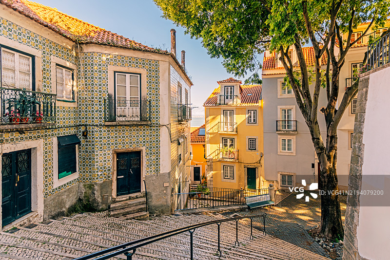 里斯本阿尔法玛区装饰瓷砖的住宅街道图片素材