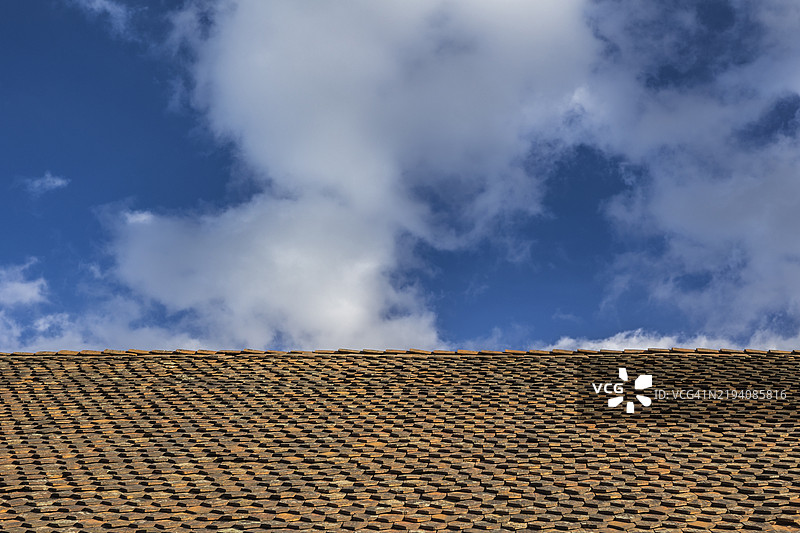 蓝天映衬下的瓦屋顶图片素材
