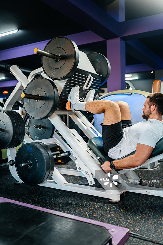 在健身房挑战极限，腿部训练日图片素材
