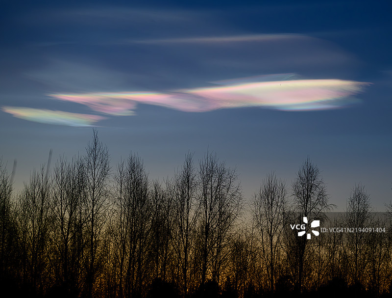 美丽的粉彩色、彩虹色云朵图片素材