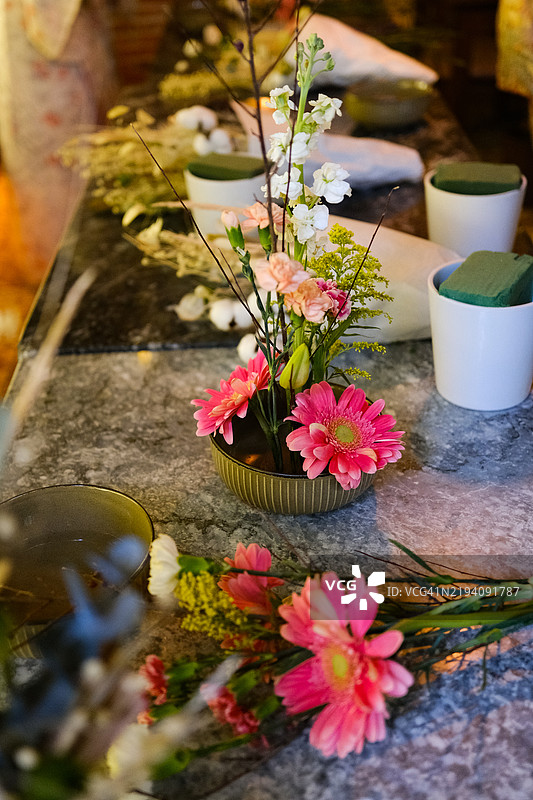 花艺工作坊。插花艺术。图片素材