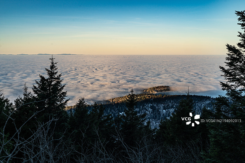 日落时分海面与天空的美丽景色图片素材