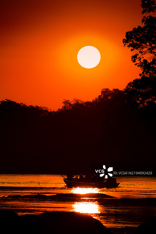 亚马逊河在橙色天空下的美丽景色图片素材