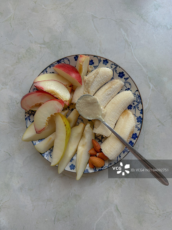 高角度视图的餐盘上的食物放在桌子上图片素材