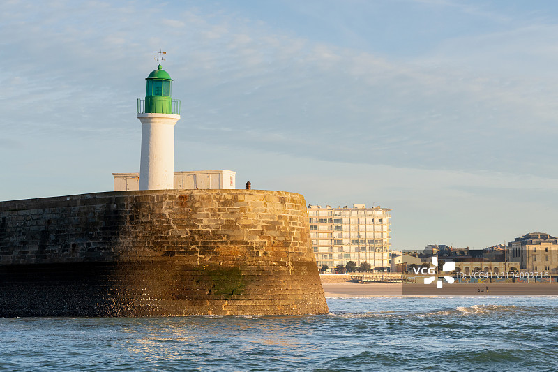 勒萨布尔-多朗海的海景与“沙乌姆灯塔”图片素材