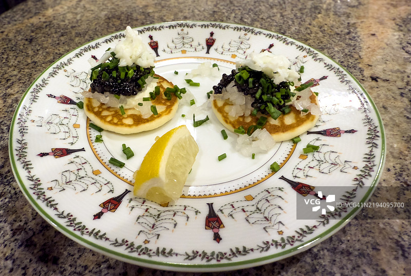 高角度视图的鱼子酱在盘子上，圣地亚哥，加利福尼亚州，美国图片素材