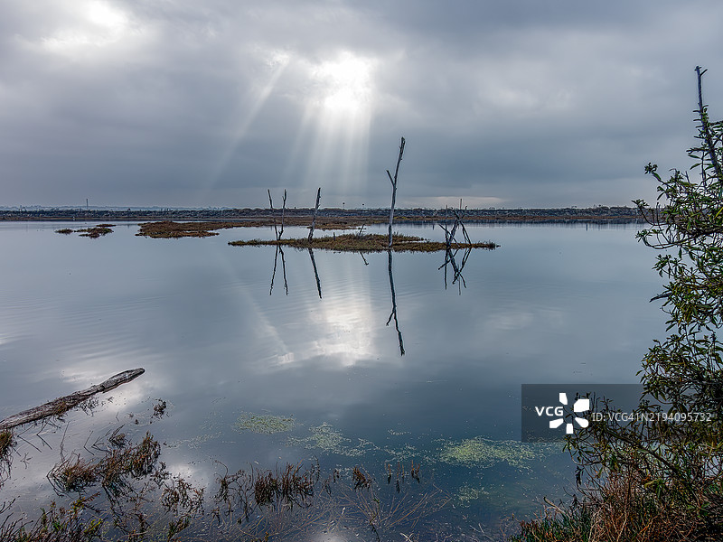 加利福尼亚州亨廷顿海滩的湖泊美景与天空相映成趣， 美国图片素材