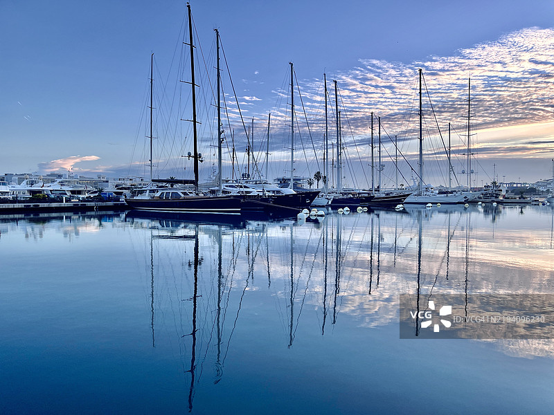 西班牙瓦伦西亚日落时分海洋与天空的美丽景色图片素材
