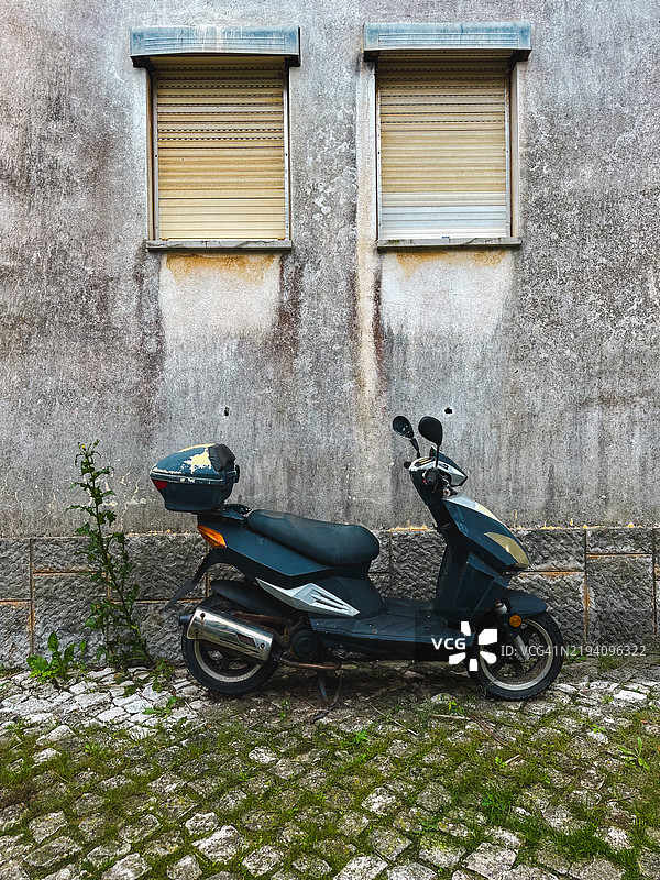 摩托车停在老建筑前图片素材