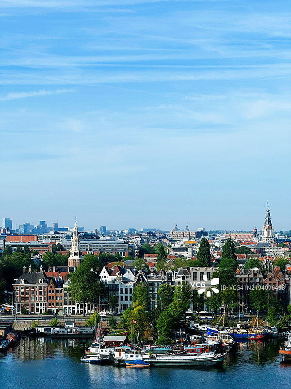 阿姆斯特丹，北荷兰，荷兰的海滨城市景观图片素材