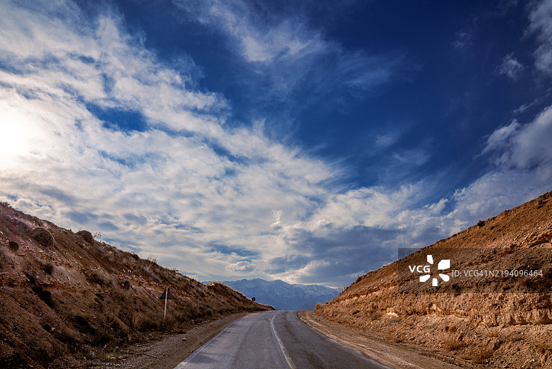 空旷的道路沿着风景与天空相对图片素材