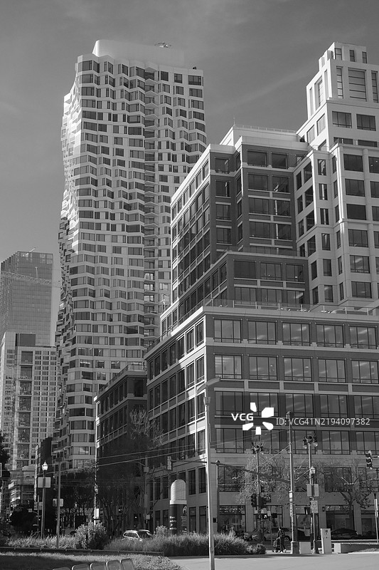 从低角度看旧金山，加利福尼亚州，美国的建筑与天空。图片素材