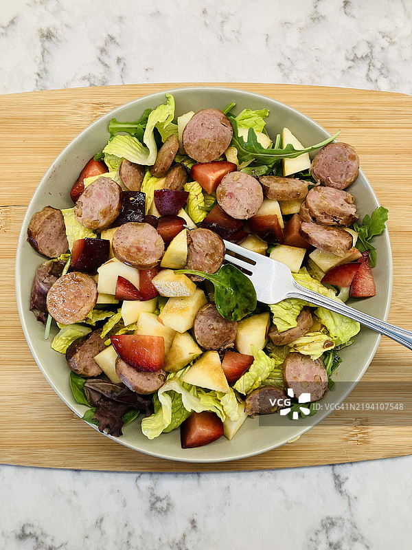 切片苹果香肠沙拉 - 系列的一部分图片素材