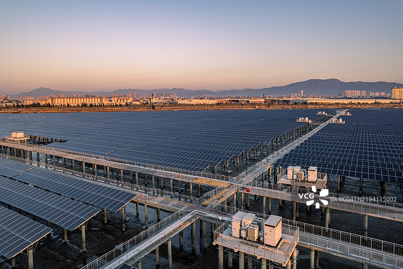 早晨阳光下的光伏太阳能板图片素材