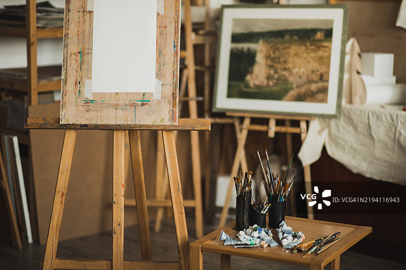 创意艺术工作室，配有画架和绘画工具图片素材