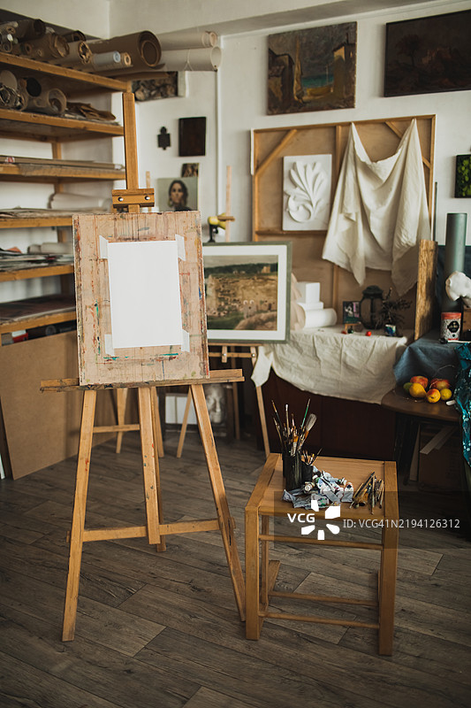 艺术工作室工作空间，配有画架、画笔和创意用品图片素材