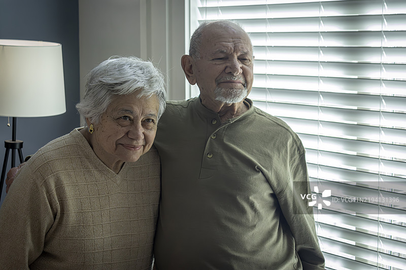 老年夫妇在客厅摆姿势拍照图片素材