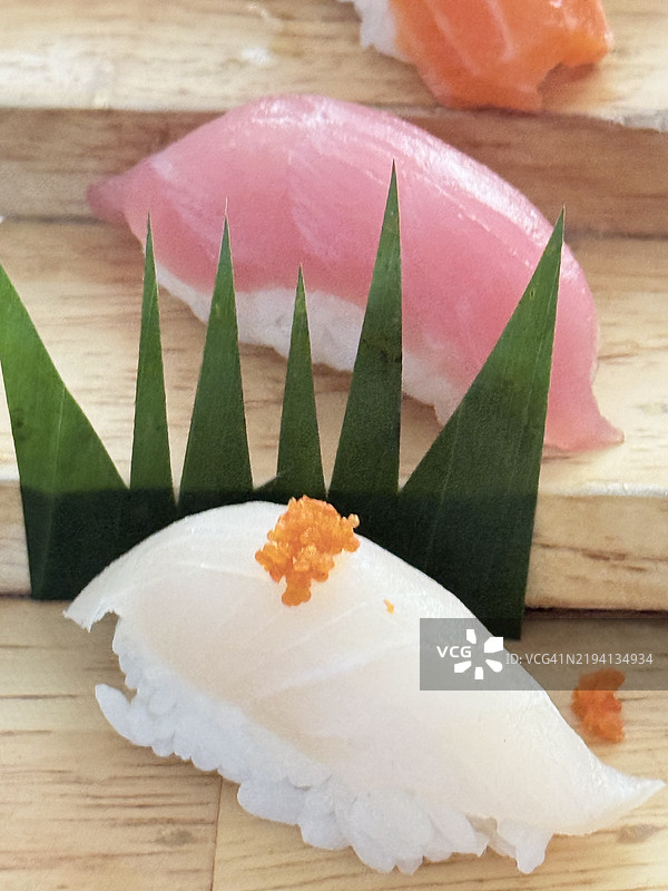 奢华的日本海鲜自助餐：新鲜的生鱼片和传统菜肴。图片素材