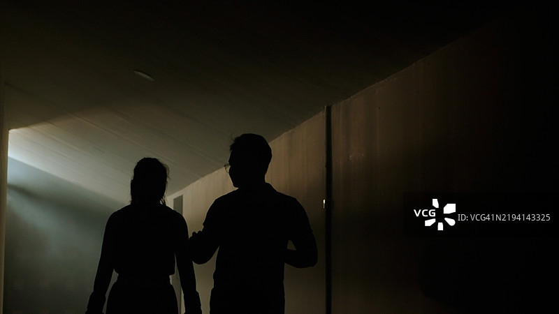 女拳击手与主教练在走道上行走图片素材