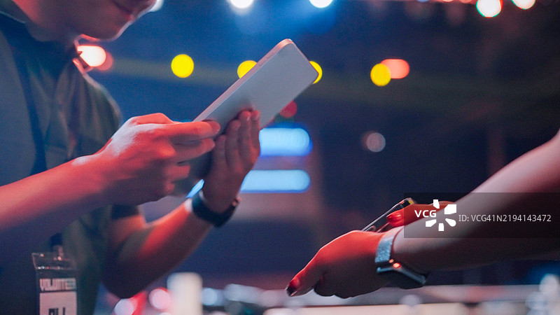 节礼日，检票员图片素材