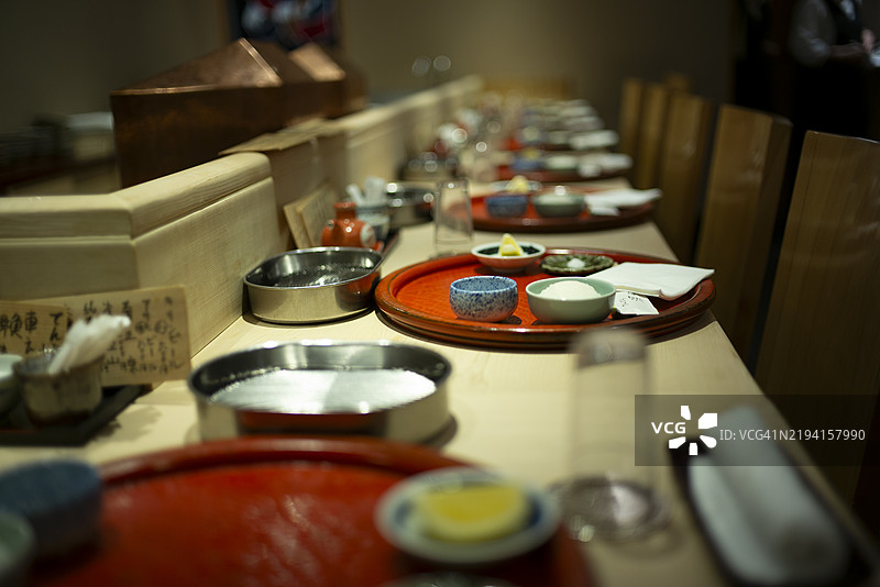 日本餐厅寿司吧的特写桌子，为顾客提供的怀石料理。图片素材