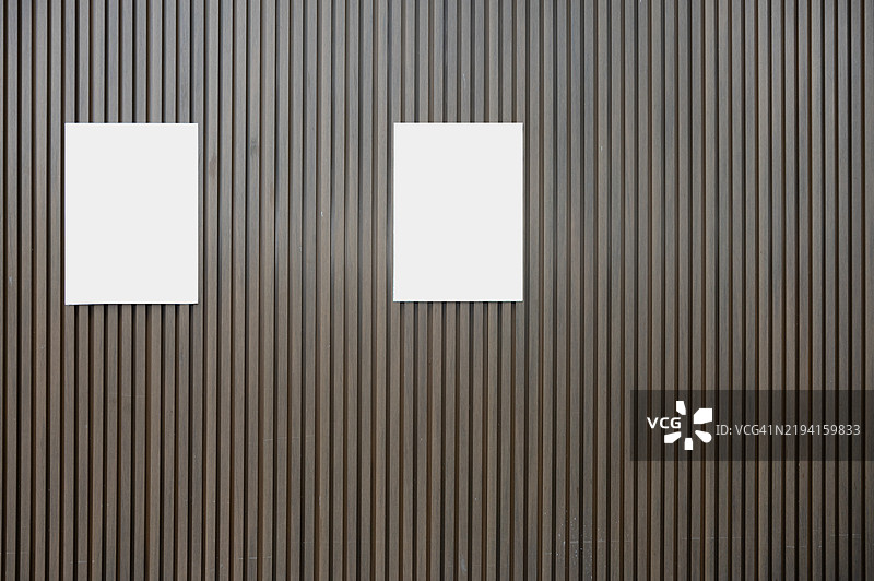 两张空白白色海报贴在木条墙上图片素材