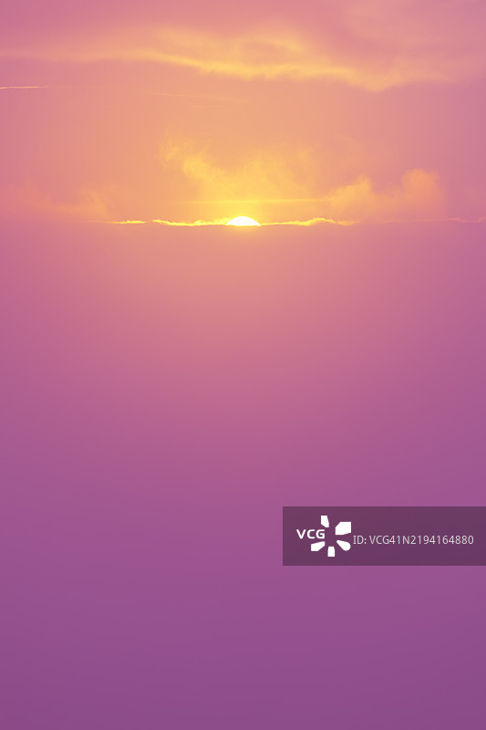 温暖与凉爽色调交织的魔幻日落天空图片素材