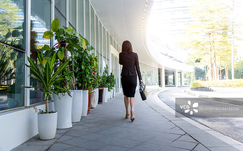 女商人在办公楼外走动图片素材