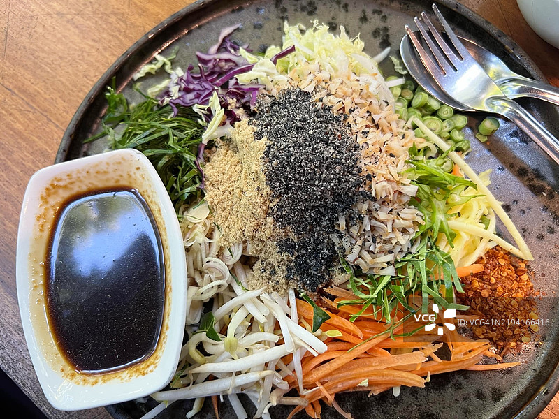 泰国香米沙拉配传统混合香草和辛辣调料图片素材